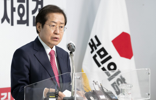 국민의힘 홍준표 대선 경선 후보가 31일 오전 서울 여의도 국민의힘 당사에서 결선투표에 즈음한 대국민·당원 호소 기자회견을 하고 있다. [국회사진기자단]
